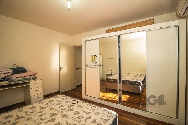 Casa em Porto Alegre, no bairro Vila Nova, com 6 dormitório(s), e 6 banheiros, à