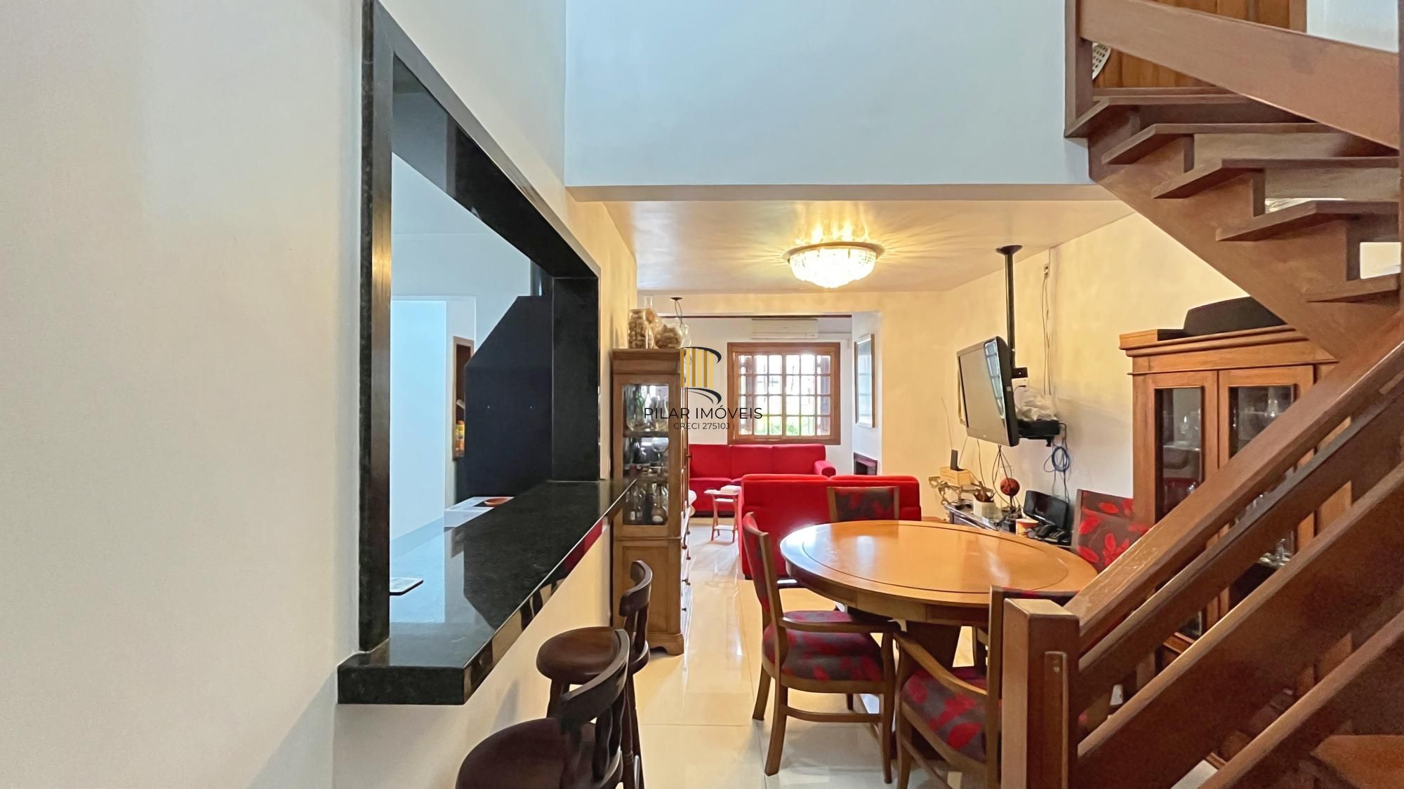 Casa 3D com 2 suítes e piscina.