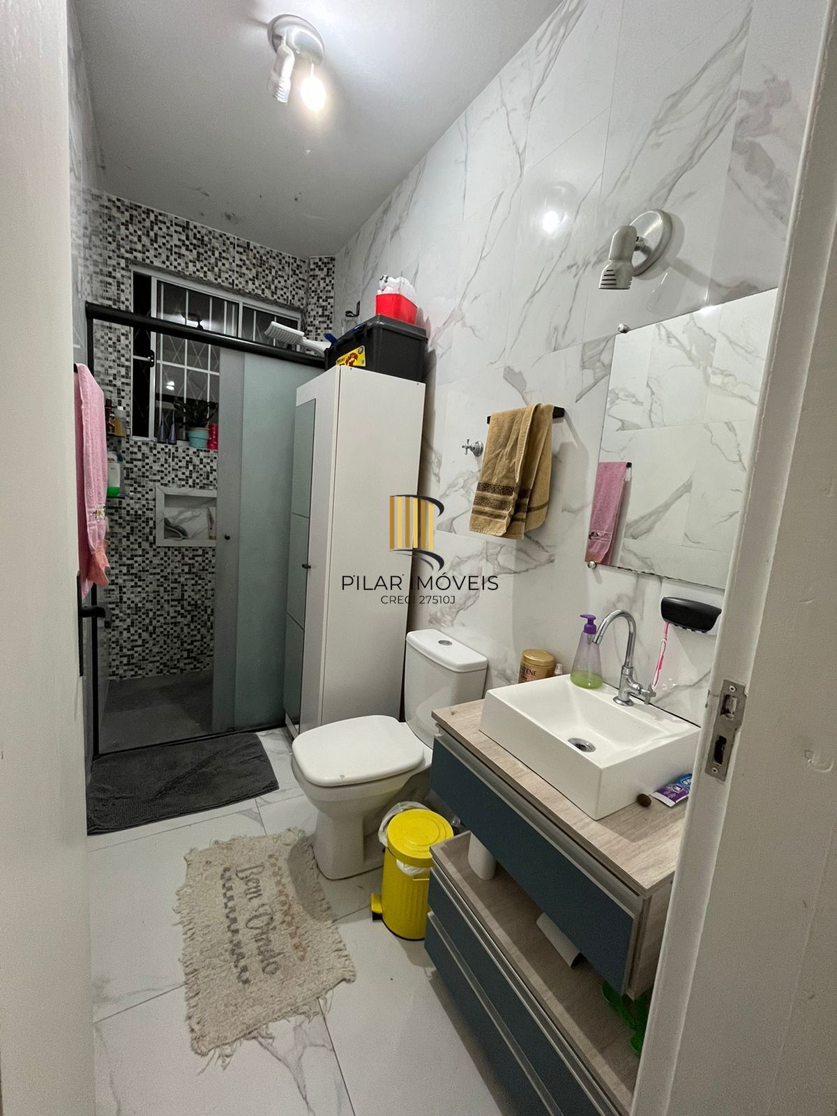 Ótimo apartamento térreo 2 dormitórios, com estacionamento, no coração do Bairro Menino Deus.