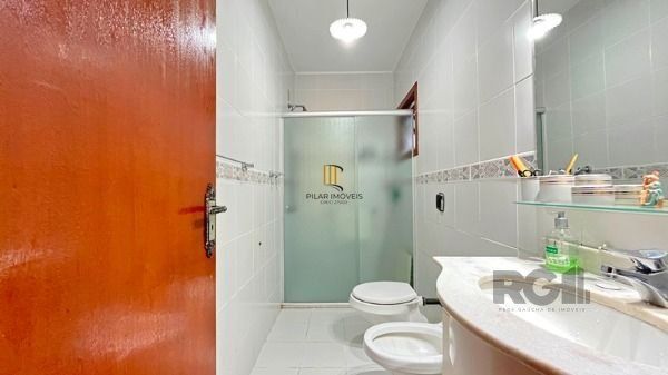 Casa em Porto Alegre, no bairro Nonoai, com 4 dormitório(s), à venda.