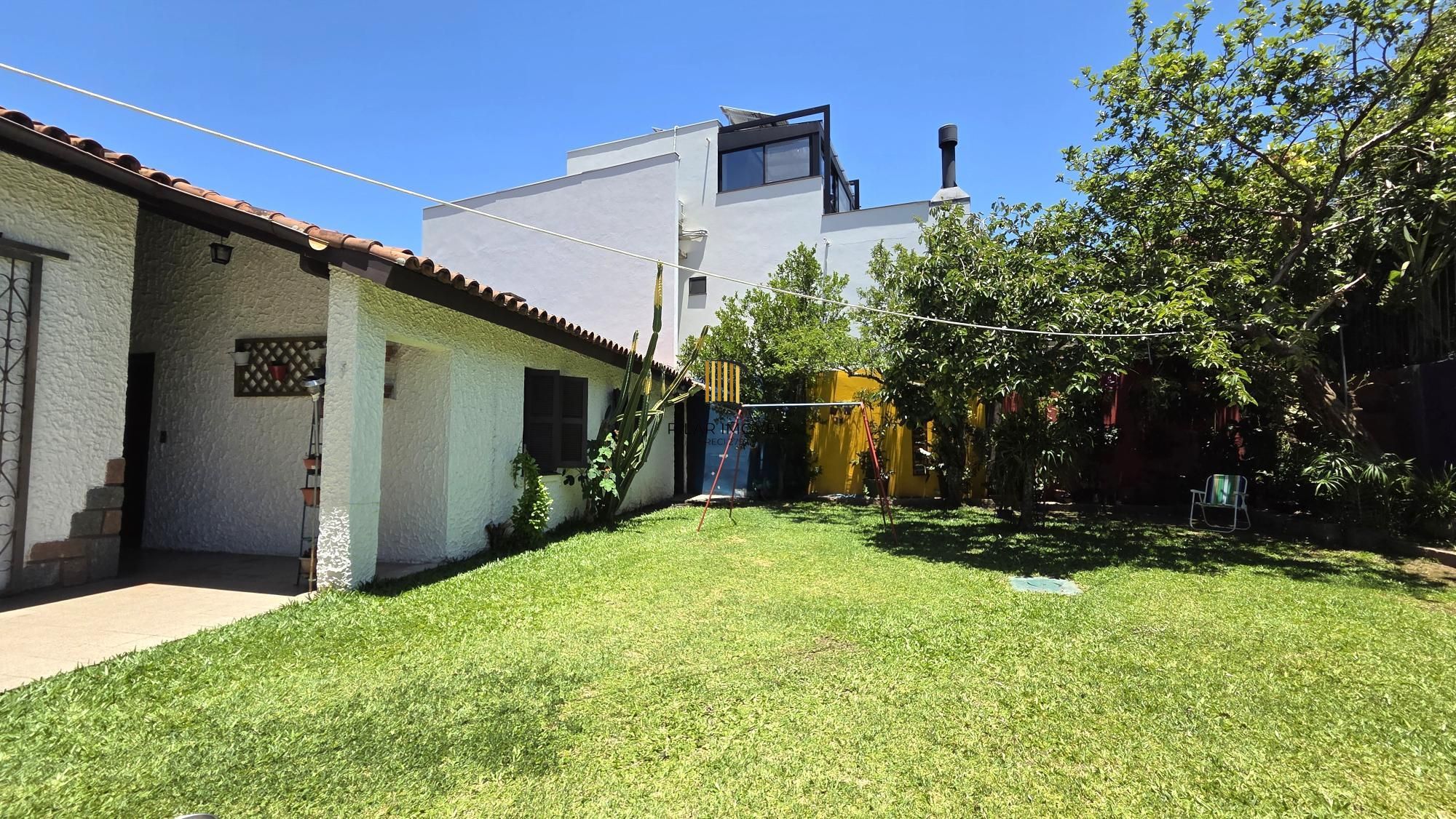 Belíssima casa de esquina, em estilo colonial com 277m2 de área privativa, terreno com 1014m2, 4 dormitórios e 3 suítes.