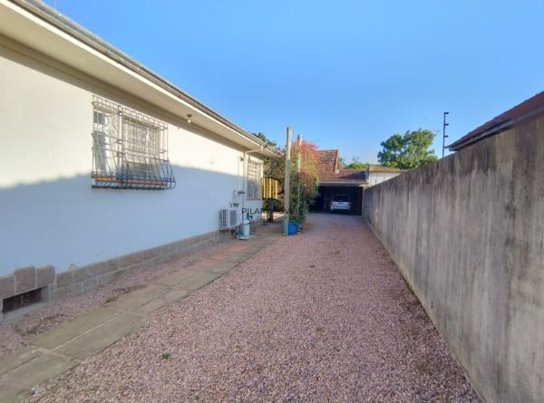 Casa em Porto Alegre, no bairro Vila Nova, com 3 dormitório(s), e 3 banheiros, à