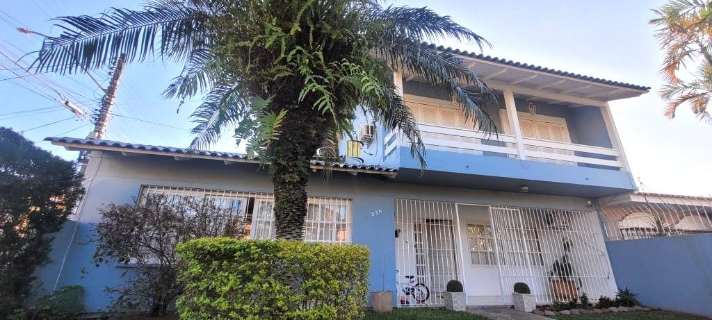 Excelente Casa de Esquina no Residencial Bahamas – Ipanema, com 351m² privativos, 4 dormitórios e duas vagas de garagem.