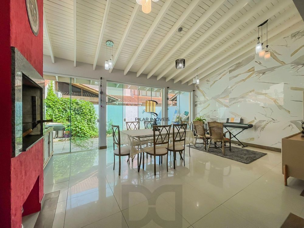 Casa de Condomínio 3 dormitórios no bairro Guarujá