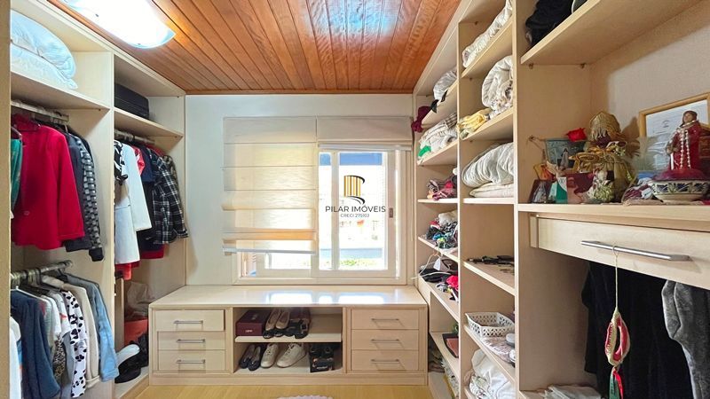 Casa de esquina com 285m², 3 dormitórios, sendo 1 suites, 4 vagas - amplo pátio 