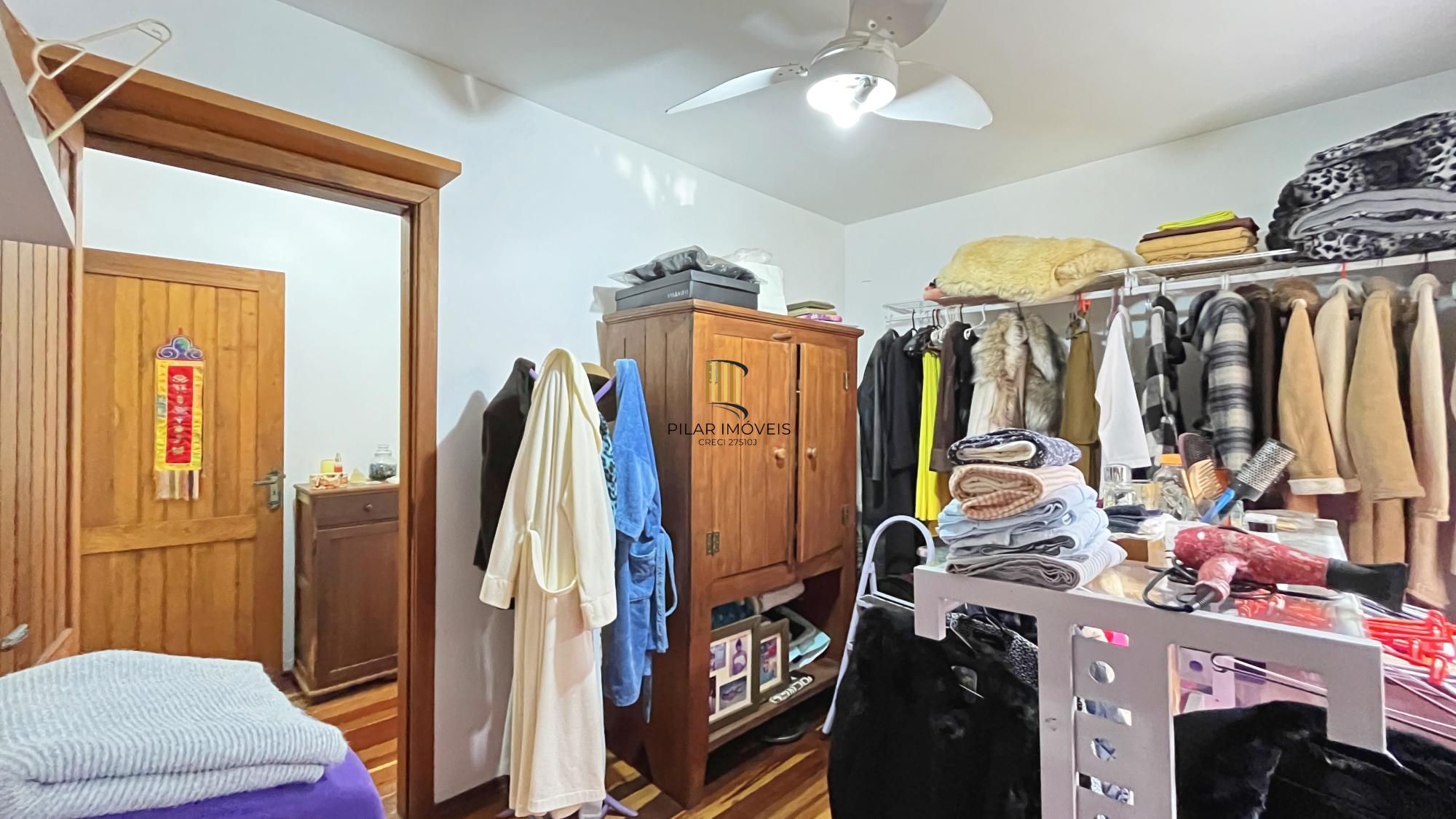 Casa 3D com 2 suítes e piscina.