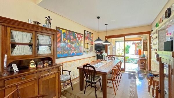 Casa em Porto Alegre, no bairro Ipanema, com 3 dormitório(s), e 3 banheiros, à v