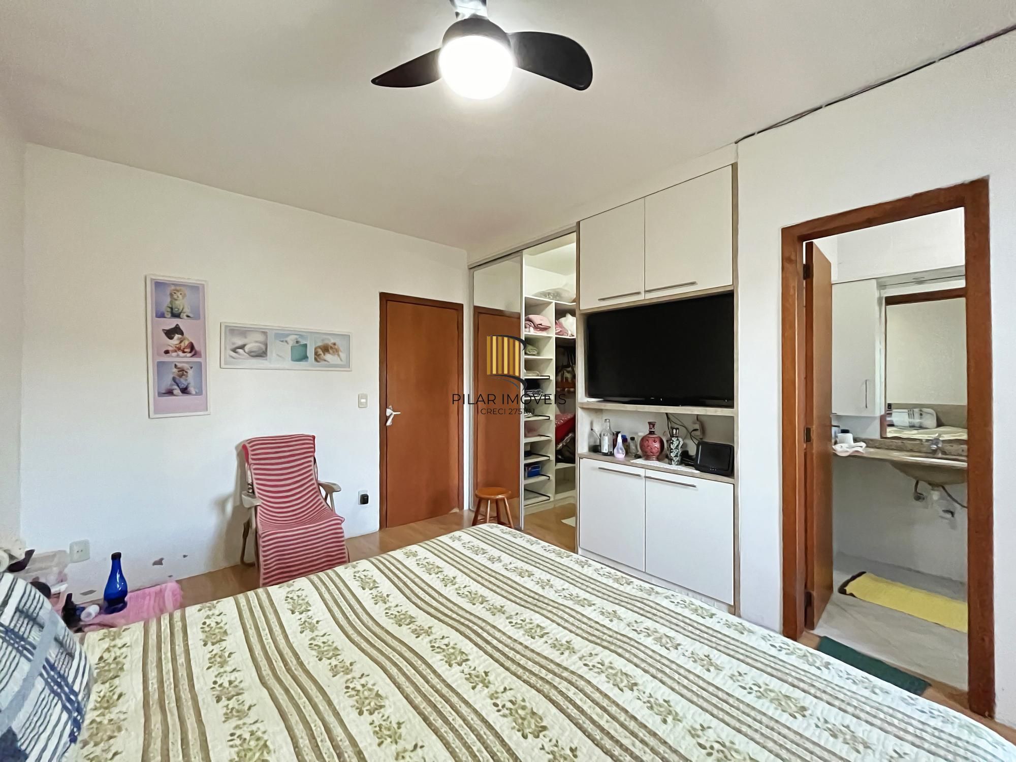 Residência com 4 dormitórios sendo 1 suites no Bairro Guarujá.