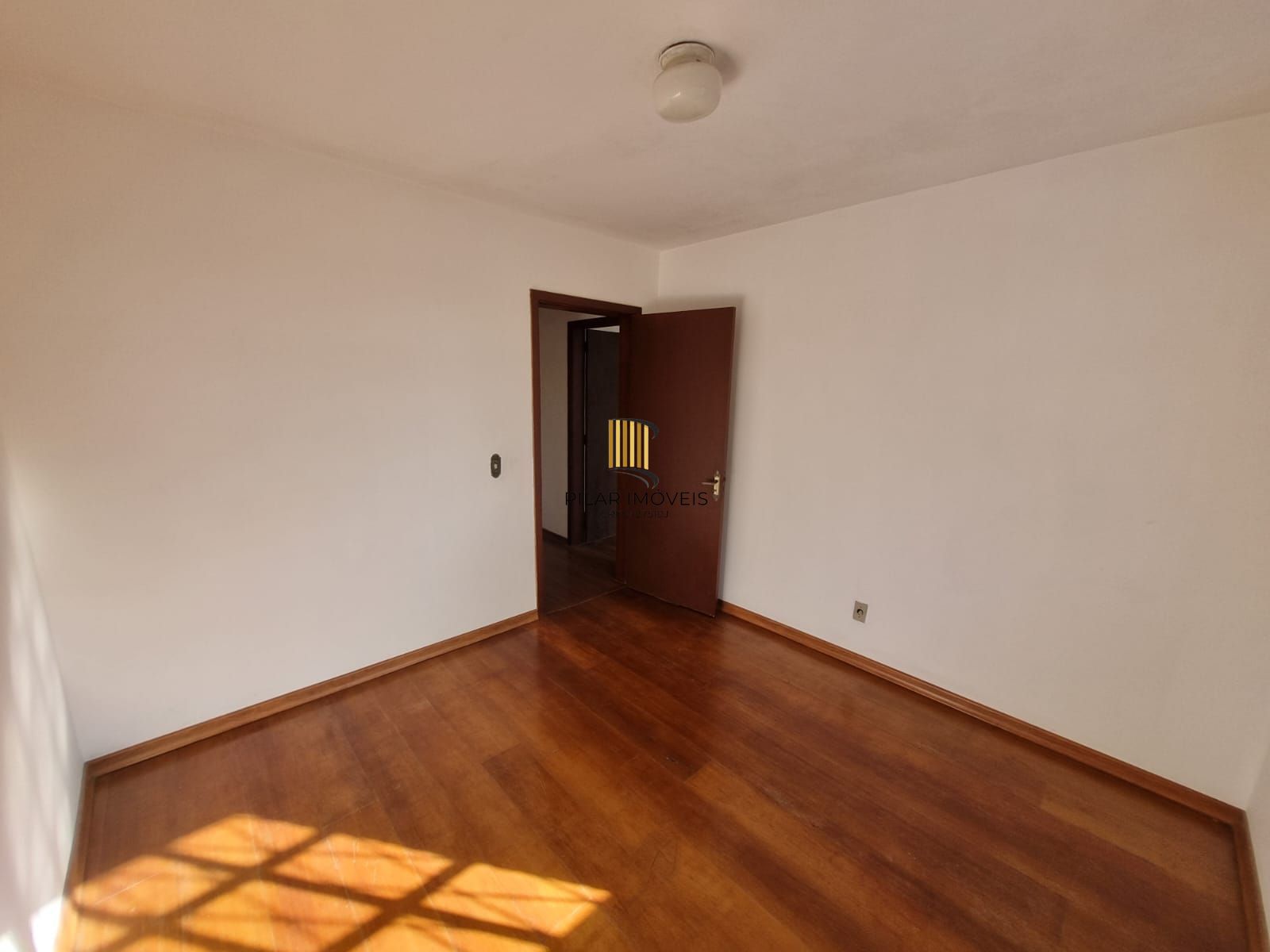 Residência no bairro Camaquã, com 3 dormitório(s), e 3 banheiros,