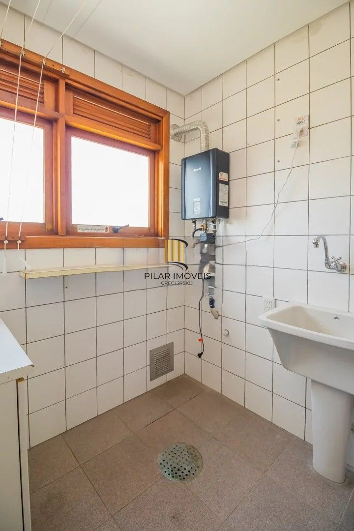 Belíssima cobertura duplex, com 262m2, com 3 dormitórios no coração do bairro Menino Deus.