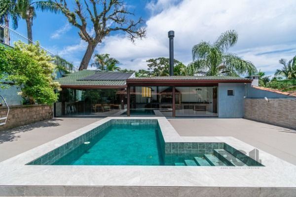 Residência com 4 dormitórios á venda no Bairro Jardim Izabel.