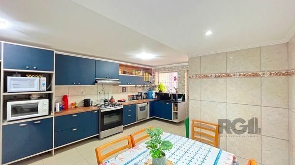 Casa para Venda - 240m², 4 dormitórios, 3 vagas - Nonoai