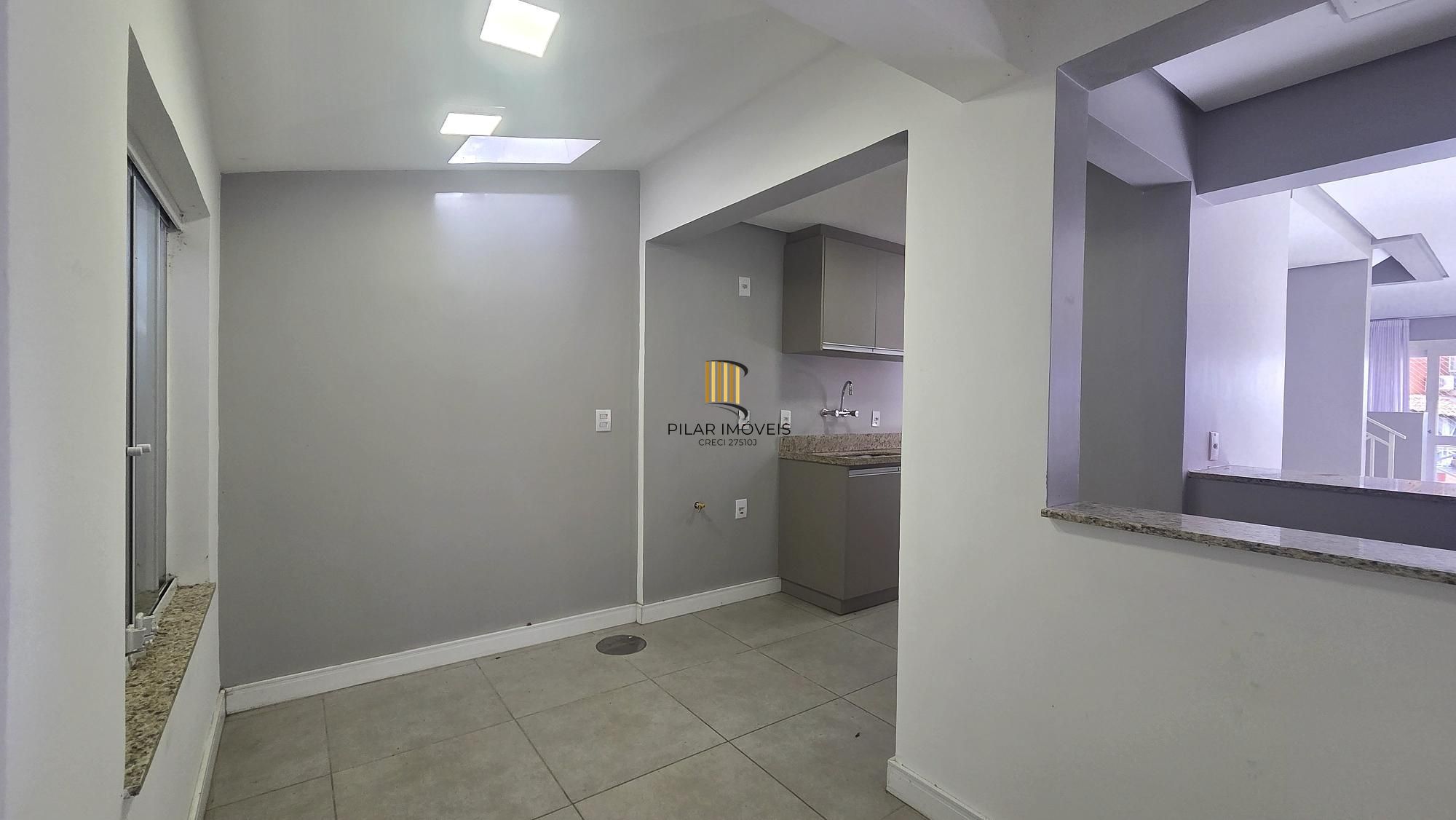 Excelente casa em condomínio fechado, com 252 m² de área privativa, com 4 dormitórios, 1 suíte e 2 vagas de garagem.