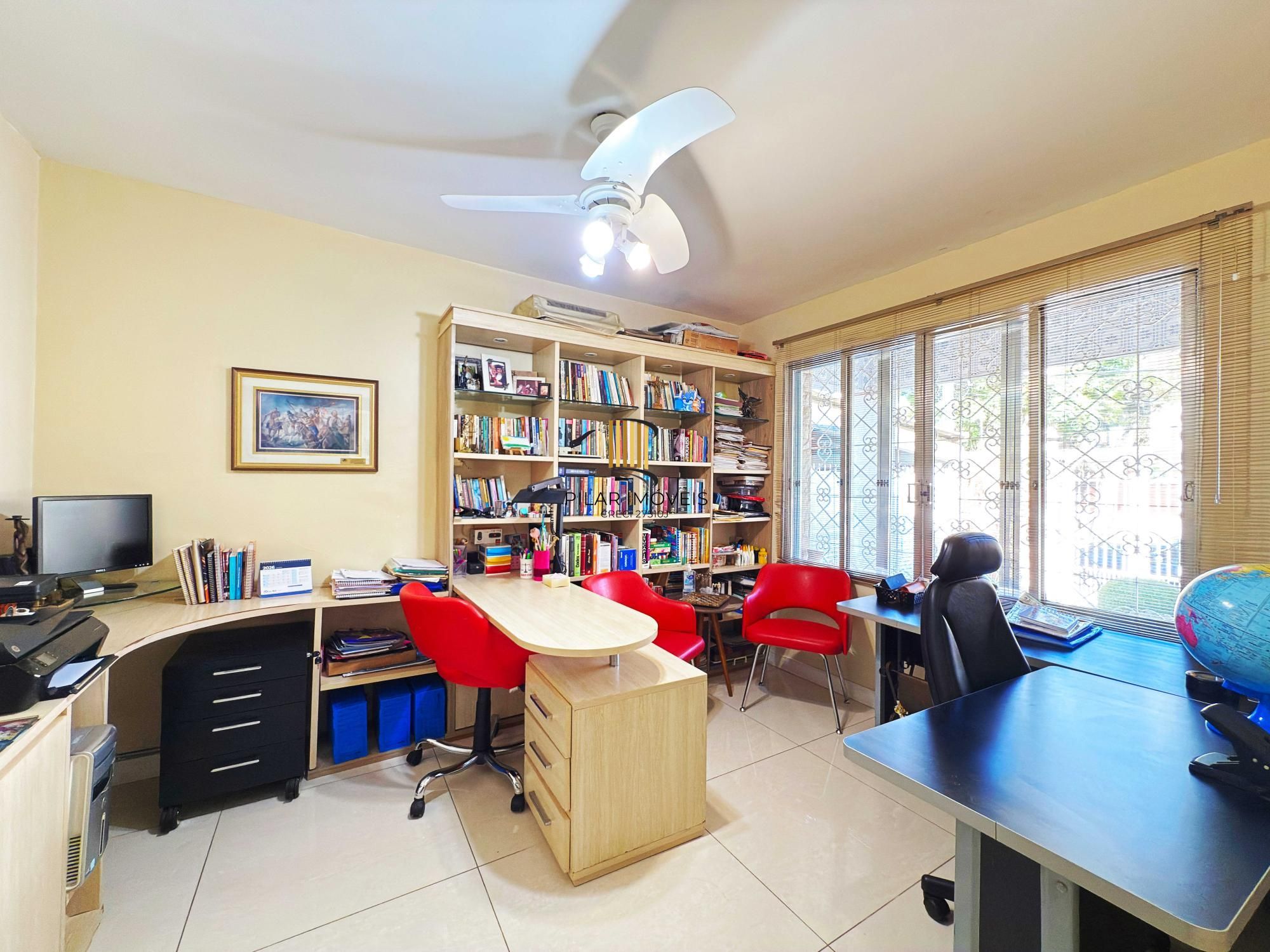 Ótima residência com 4 dormitórios, lareira e piscina no coração do bairro Tristeza.