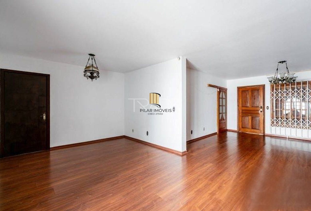 Residência no bairro Camaquã, com 3 dormitório(s), e 3 banheiros,