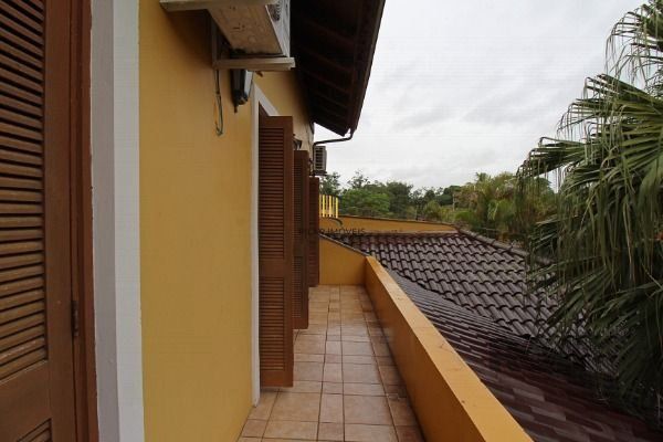 Casa em Porto Alegre, no bairro Guarujá, com 3 dormitório(s), e 3 banheiros, à v