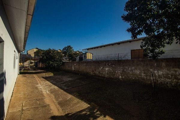 Casa em Porto Alegre, no bairro Vila Nova, com 6 dormitório(s), e 6 banheiros, à