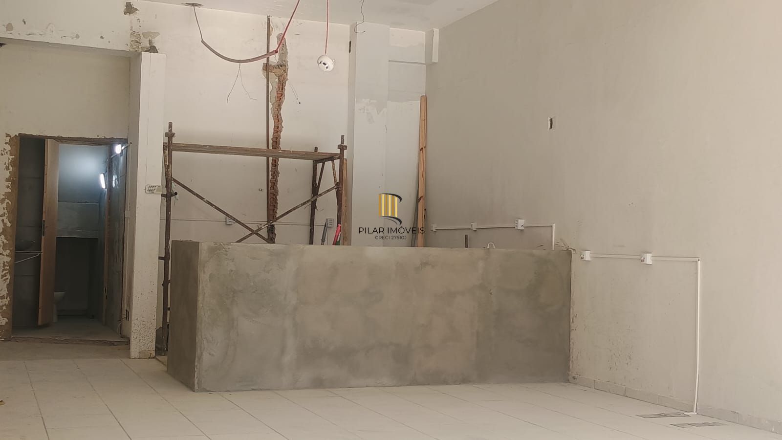 Excelente loja comercial na avenida Teresópolis, com sobreloja, 2 banheiros