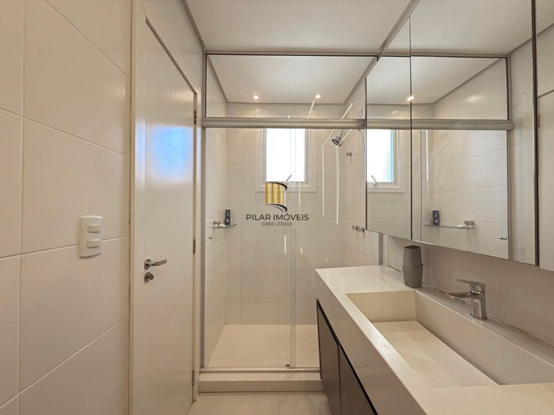 Casa térrea em condomínio fechado com 3 suítes.