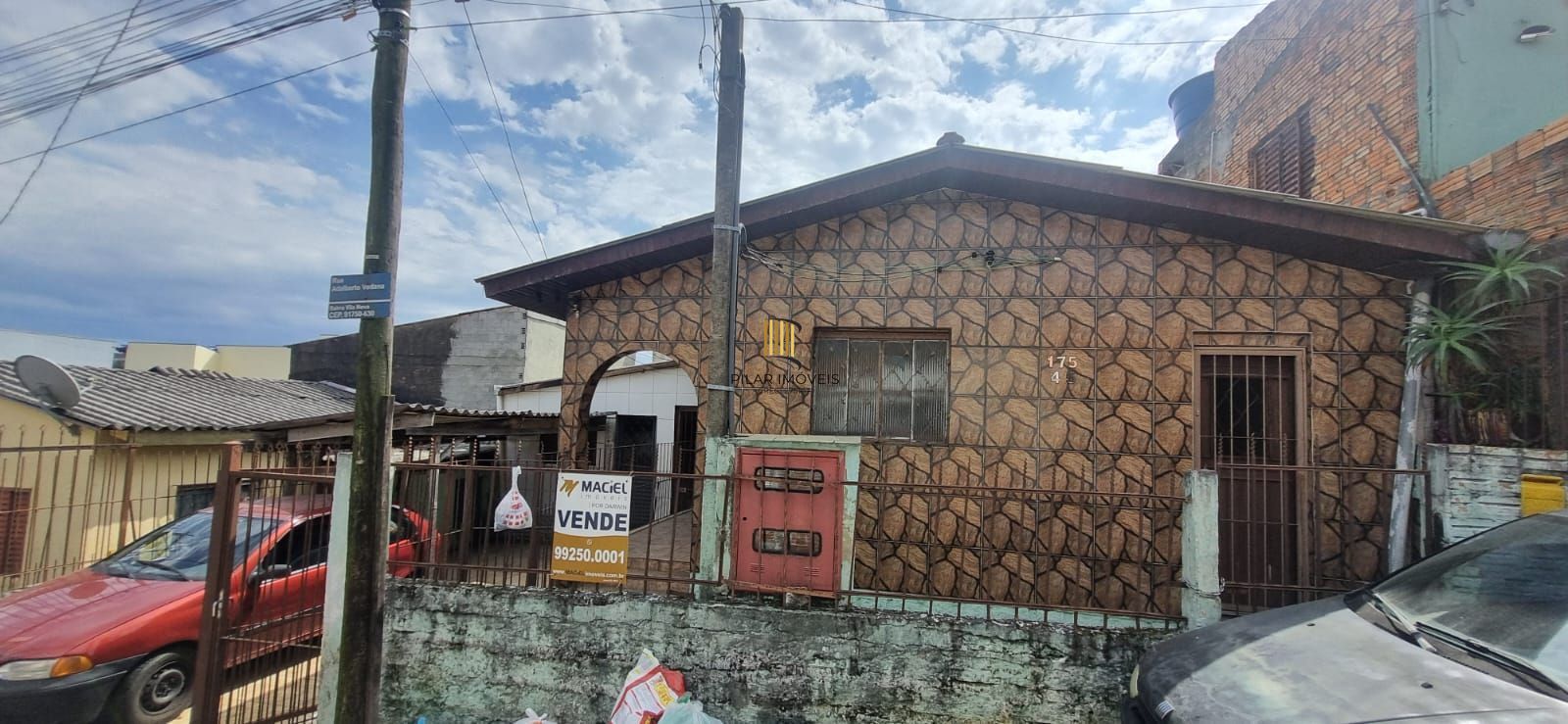 Casa em Porto Alegre, no bairro Vila Nova, com 3 dormitório(s), e 3 banheiros, à