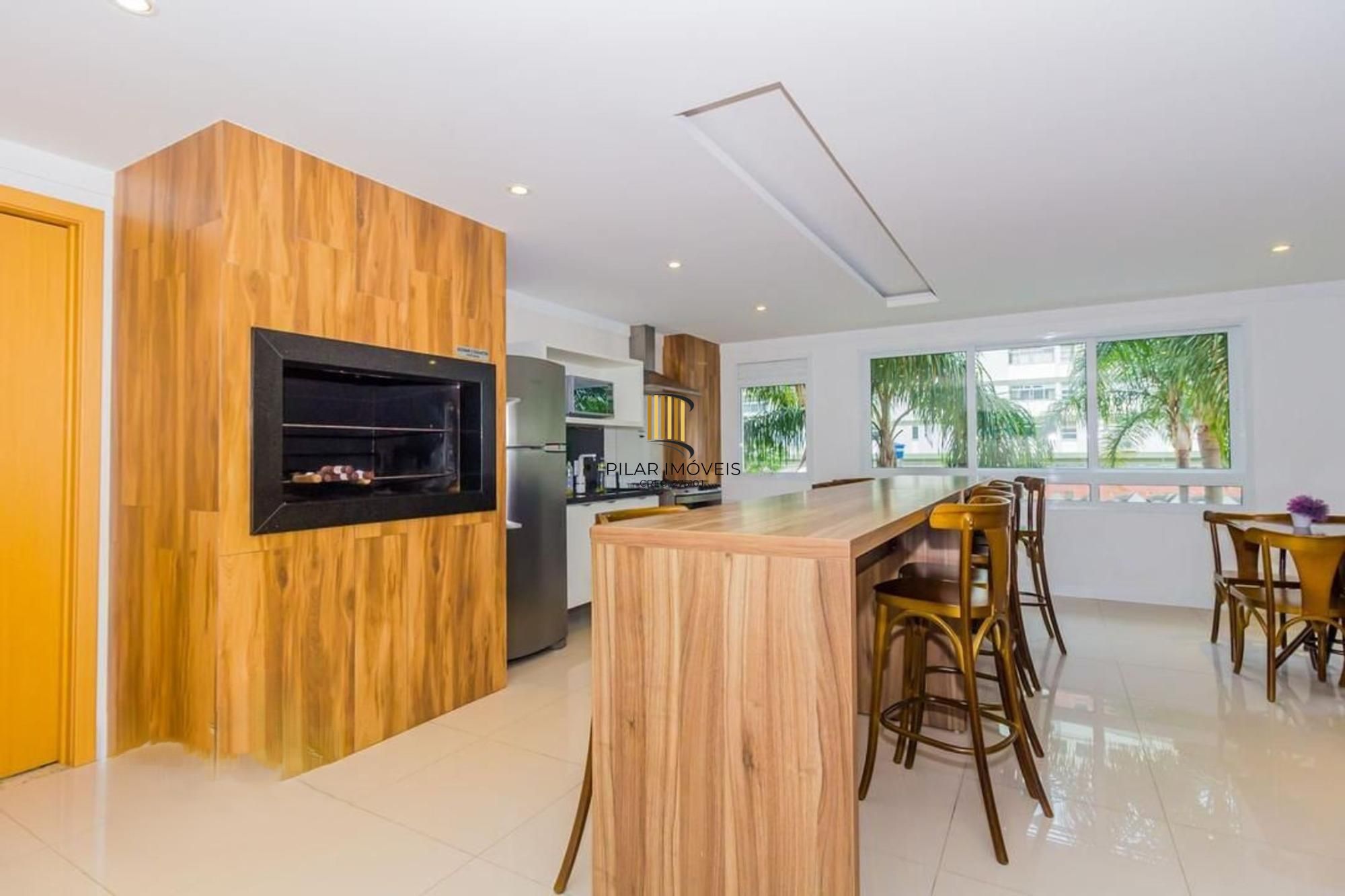 Apartamento semi mobiliado, 2 dormitórios, 1 suíte e 1 vaga de garagem coberta no bairro Menino Deus em Porto Alegre.