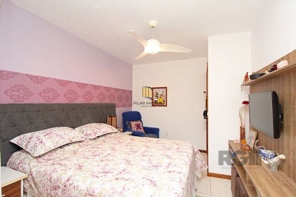 Casa em Porto Alegre, no bairro Guarujá, com 3 dormitório(s), e 3 banheiros, à v