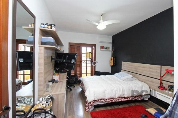 Casa em Porto Alegre, no bairro Guarujá, com 3 dormitório(s), e 3 banheiros, à v