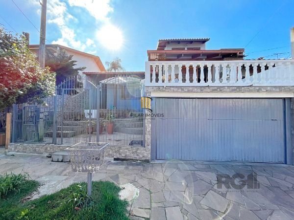 Sobrado em Porto Alegre, no bairro Vila Nova, com 3 dormitório(s), e 3 banheiros