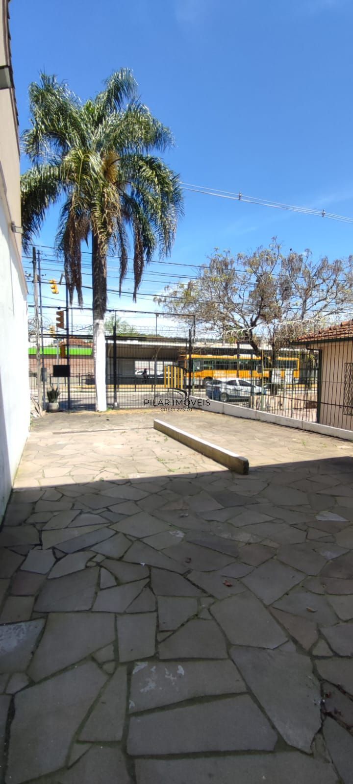 Ótima loja com mezanino, em ótima localização com estacionamento.