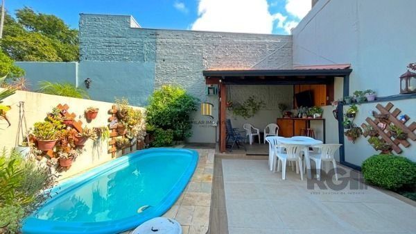 Casa em Porto Alegre, no bairro Ipanema, com 3 dormitório(s), e 3 banheiros, à v