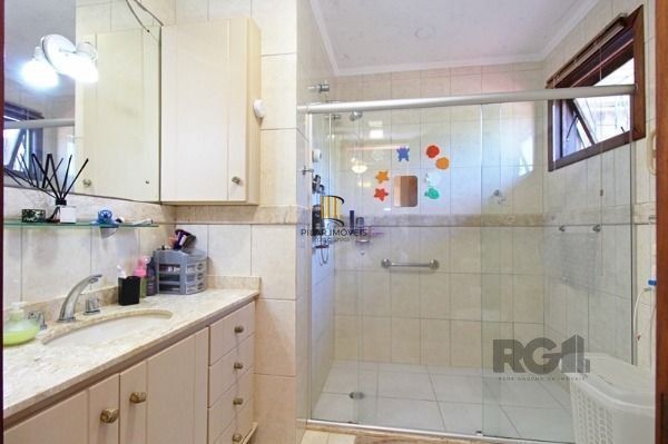 Casa em Porto Alegre, no bairro Ipanema, com 3 dormitório(s), e 3 banheiros, à v