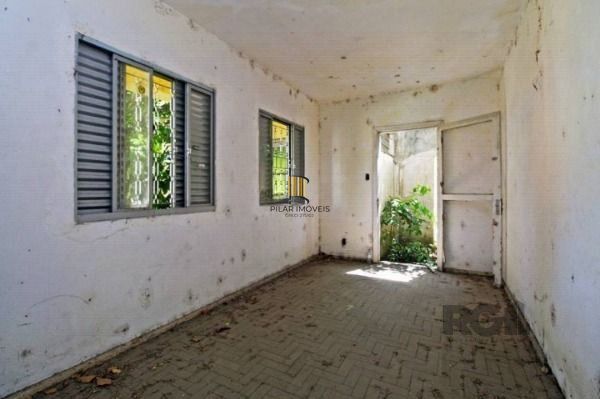 Casa em Porto Alegre, no bairro Ipanema, com 6 dormitório(s), à venda.