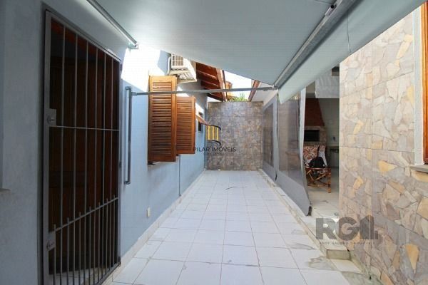 Sobrado em Porto Alegre, no bairro Vila Nova, com 3 dormitório(s), e 3 banheiros