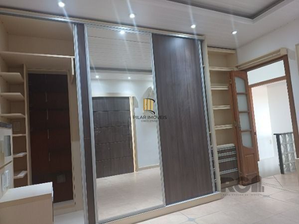 Casa em Porto Alegre, no bairro Restinga, com 4 dormitório(s), e 4 banheiros, à 