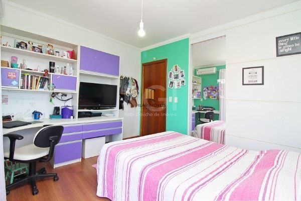 Casa Condominio em Porto Alegre, no bairro Glória, com 3 dormitório(s), e 3 banh