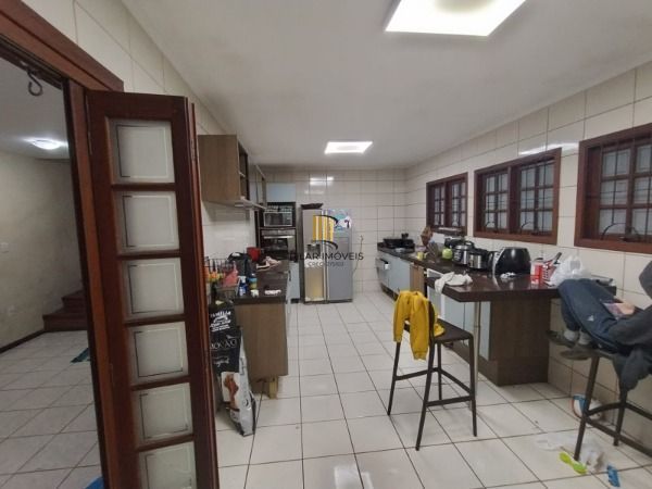 Casa em Porto Alegre, no bairro Vila Nova, com 4 dormitório(s), e 4 banheiros, à