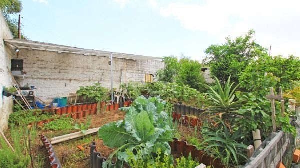 Casa bairro Medianeira, com 3 dormitórios, 2 banheiros, com piscina para venda.