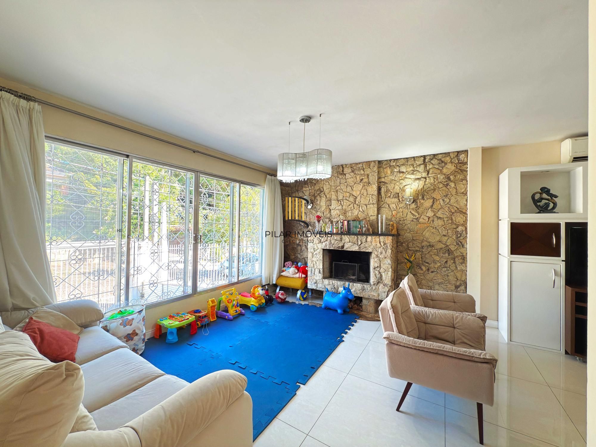 Ótima residência com 4 dormitórios, lareira e piscina no coração do bairro Tristeza.