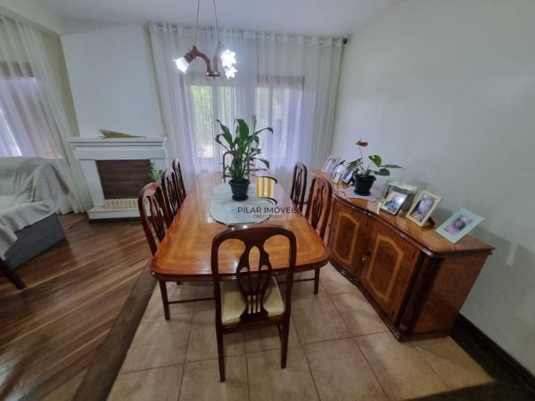 Sobrado em Porto Alegre, no bairro Ponta Grossa, com 4 dormitório(s), e 4 banhei