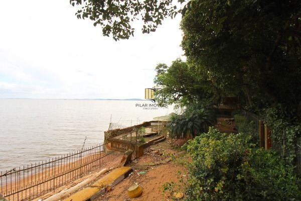 Casa em Porto Alegre, no bairro Pedra Redonda, com 7 dormitório(s), e 7 banheiro