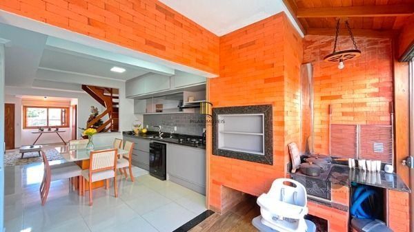Casa em Porto Alegre, no bairro Guarujá, com 3 dormitório(s), e 3 banheiros, à v
