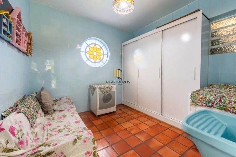 Belíssima casa de esquina, em estilo colonial com 277m2 de área privativa, terreno com 1014m2, 4 dormitórios e 3 suítes.