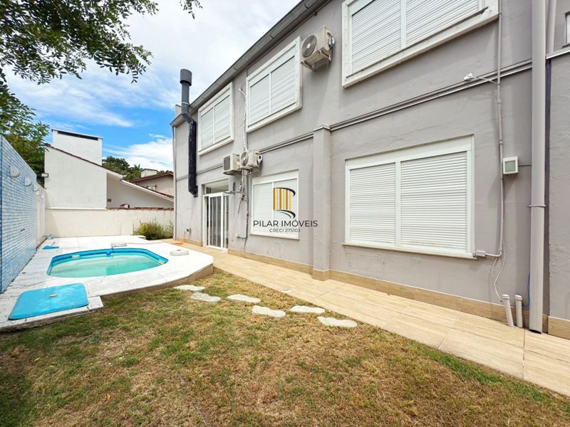 Linda Residência em Condomínio Fechado no Bairro Pedra Redonda.