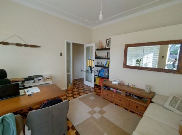 Casa em Porto Alegre, no bairro Vila Nova, com 3 dormitório(s), e 3 banheiros, à