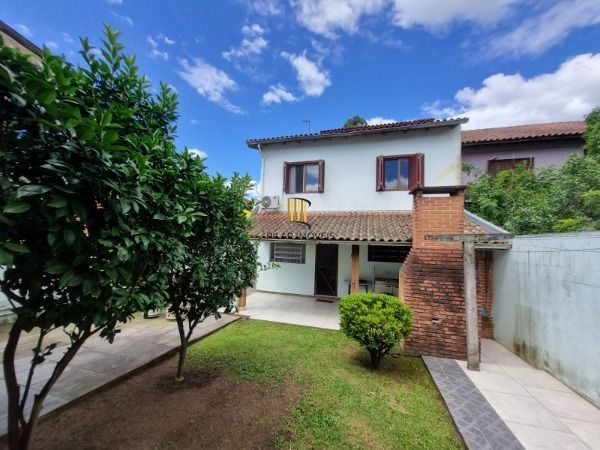 Sobrado em Porto Alegre, no bairro Ponta Grossa, com 4 dormitório(s), e 4 banhei