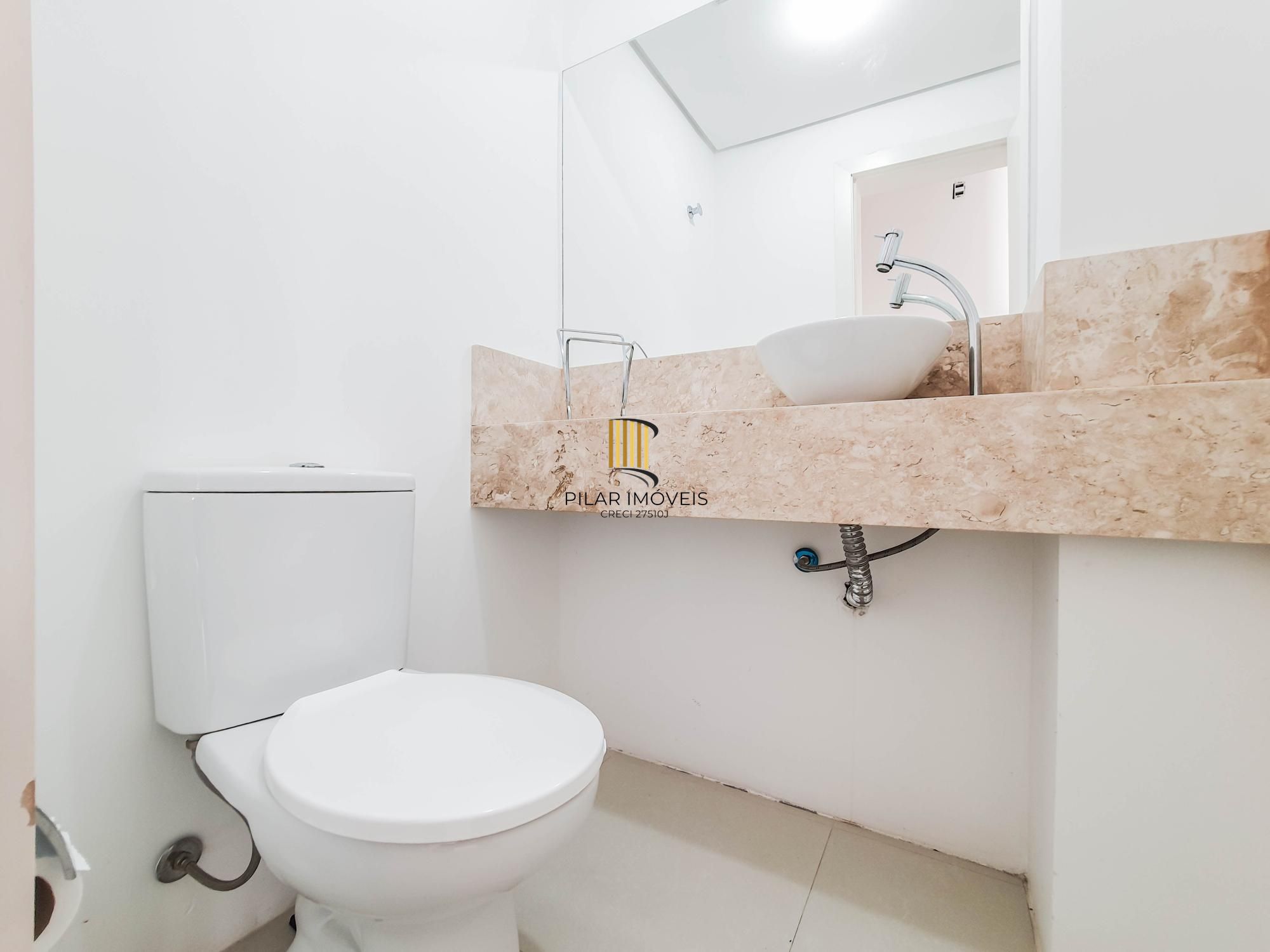 Linda casa Térrea em Condomínio, 3 suítes, 3 vagas cobertas, pátio com Piscina!