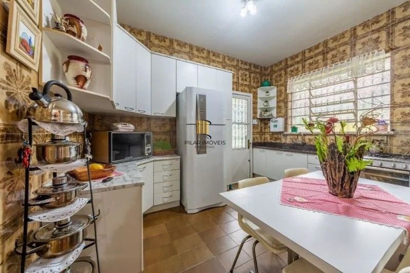 Belíssima casa de esquina, em estilo colonial com 277m2 de área privativa, terreno com 1014m2, 4 dormitórios e 3 suítes.