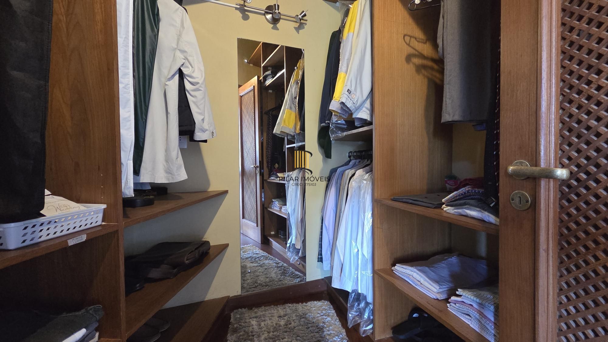 Belíssima residência com 4 dormitórios, 2 suítes com closet e vista deslumbrante para o lago Guaíba.