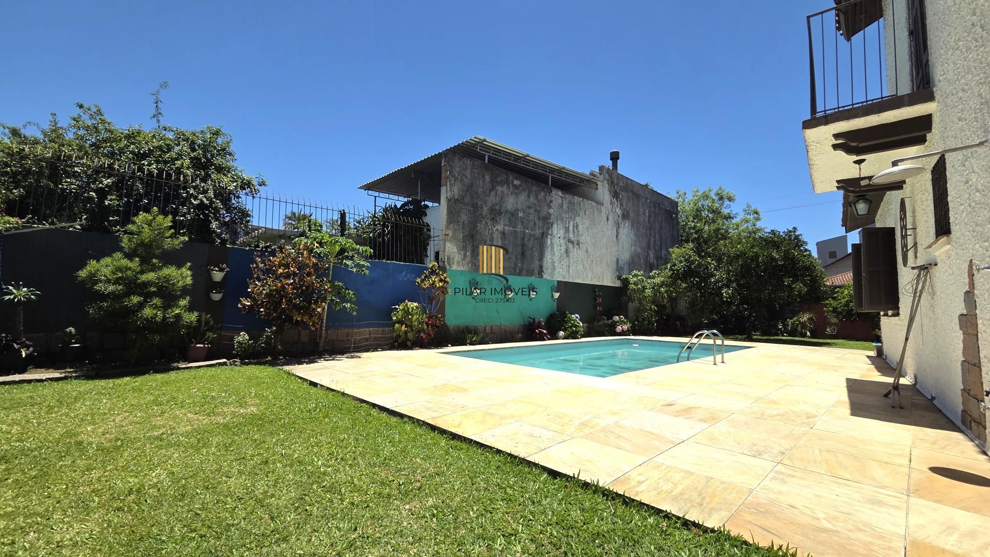 Belíssima casa de esquina, em estilo colonial com 277m2 de área privativa, terreno com 1014m2, 4 dormitórios e 3 suítes.