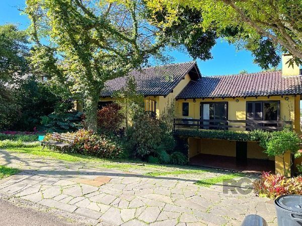 Casa Condominio em Porto Alegre, no bairro Cavalhada, com 4 dormitório(s), e 4 b